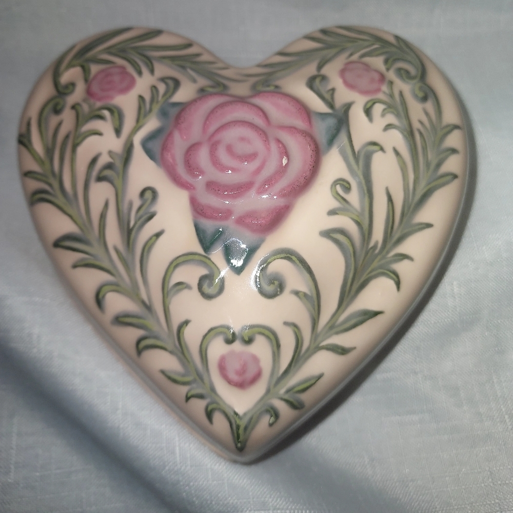 Heart-Shaped Ceramic Art with Pink Rose Design
